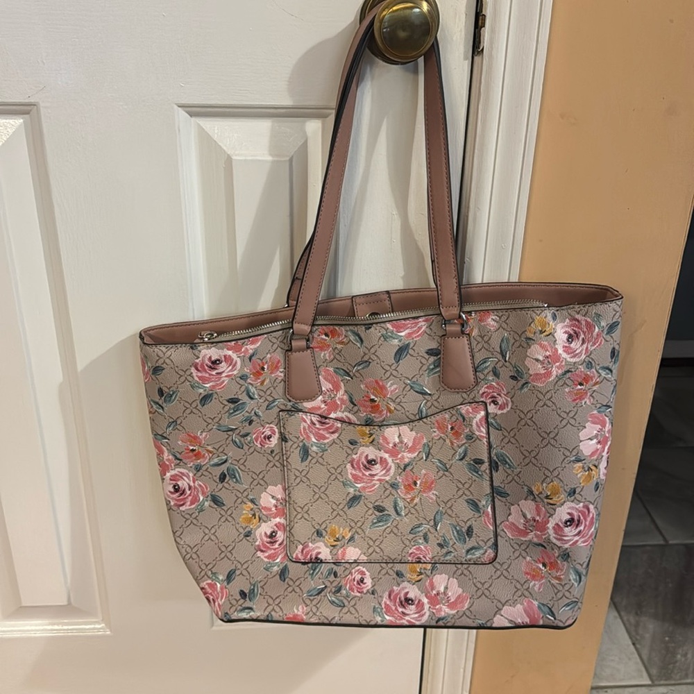 Beautiful floral Nine West purse. Large, used once! Great condition.10.5 x 16”